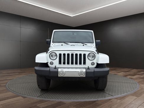 Used 2018 Jeep Wrangler Unlimited Sahara AWD/4WD image 3