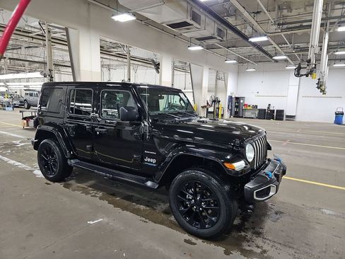 Used 2022 Jeep Wrangler Unlimited Sahara w/ Cold Weather Group AWD/4WD image 3