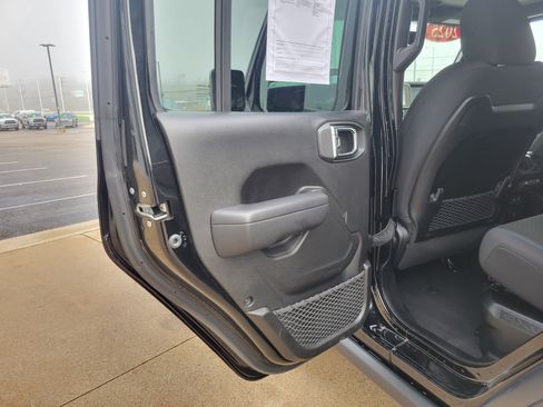 Used 2025 Jeep Wrangler Unlimited Rubicon 4xe w/ Convenience Group image 16