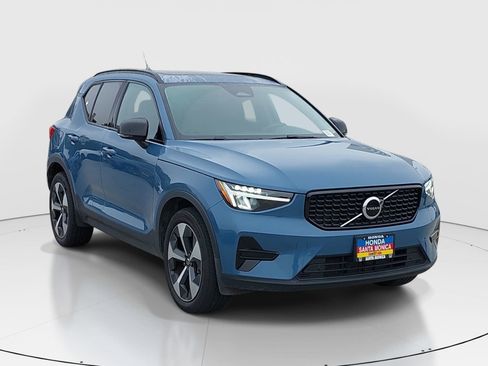 Used 2024 Volvo XC40 B5 Core image 3
