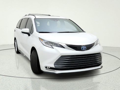 Used 2025 Toyota Sienna Limited FWD image 4