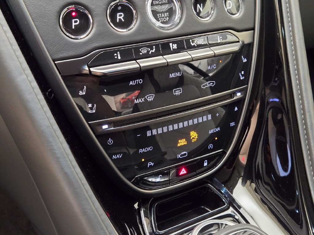 Used 2020 Aston Martin DBS Superleggera RWD image 38