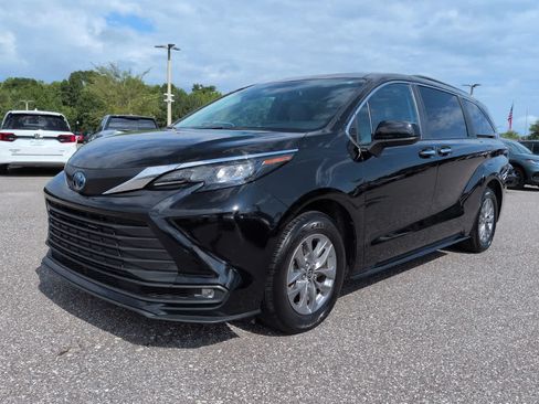 Used 2025 Toyota Sienna XLE FWD image 2