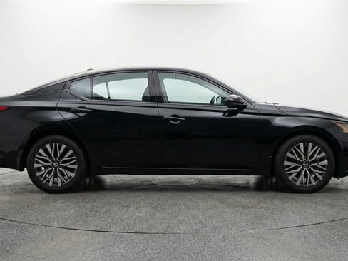 Used 2025 Nissan Altima 2.5 SV FWD image 11