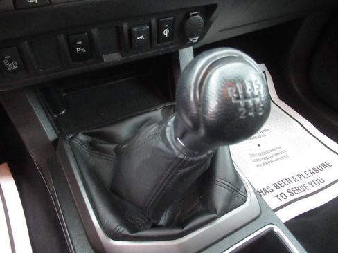 Used 2021 Toyota Tacoma TRD Sport w/ TRD Premium Sport Package AWD/4WD image 28