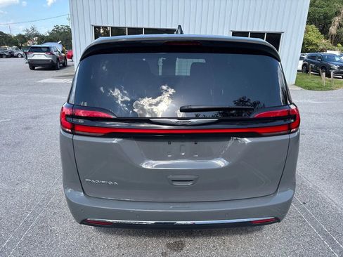 Used 2025 Chrysler Pacifica Select FWD image 8