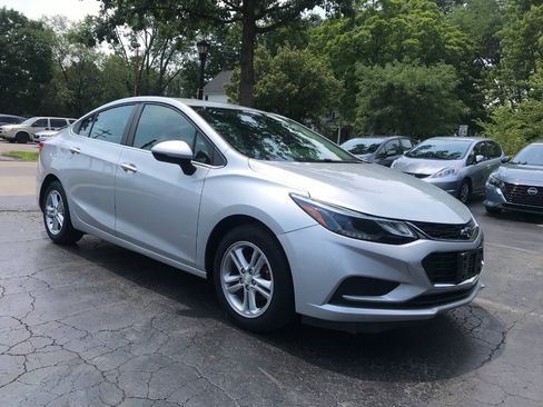 Used 2017 Chevrolet Cruze LT FWD image 2
