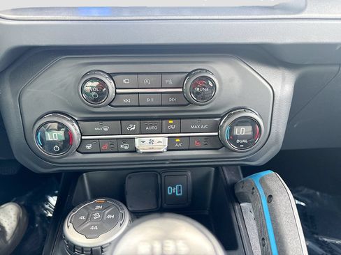 Used 2025 Ford Bronco Badlands AWD/4WD image 16