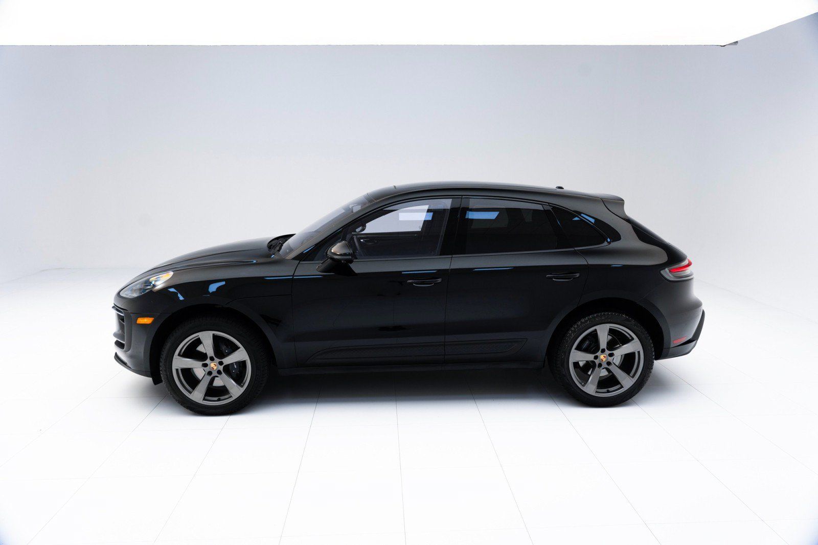 Certified 2024 Porsche Macan AWD/4WD image 2