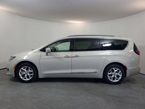 Used 2020 Chrysler Pacifica Touring-L Plus w/ Tire & Wheel Group image 4