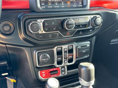 Used 2021 Jeep Gladiator Rubicon image 16