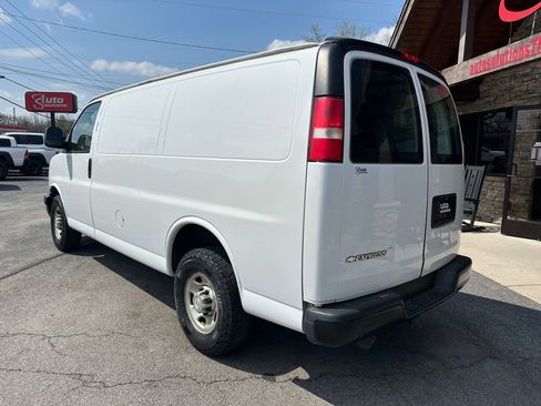 Used 2018 Chevrolet Express 2500 w/ Driver Convenience Package RWD image 4