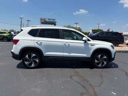 Certified 2024 Volkswagen Taos SE w/ Panoramic Sunroof Package AWD/4WD image 9