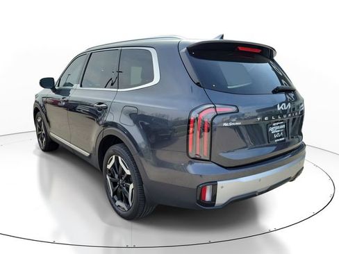 Used 2024 Kia Telluride EX w/ EX Captain's Chair Package image 3