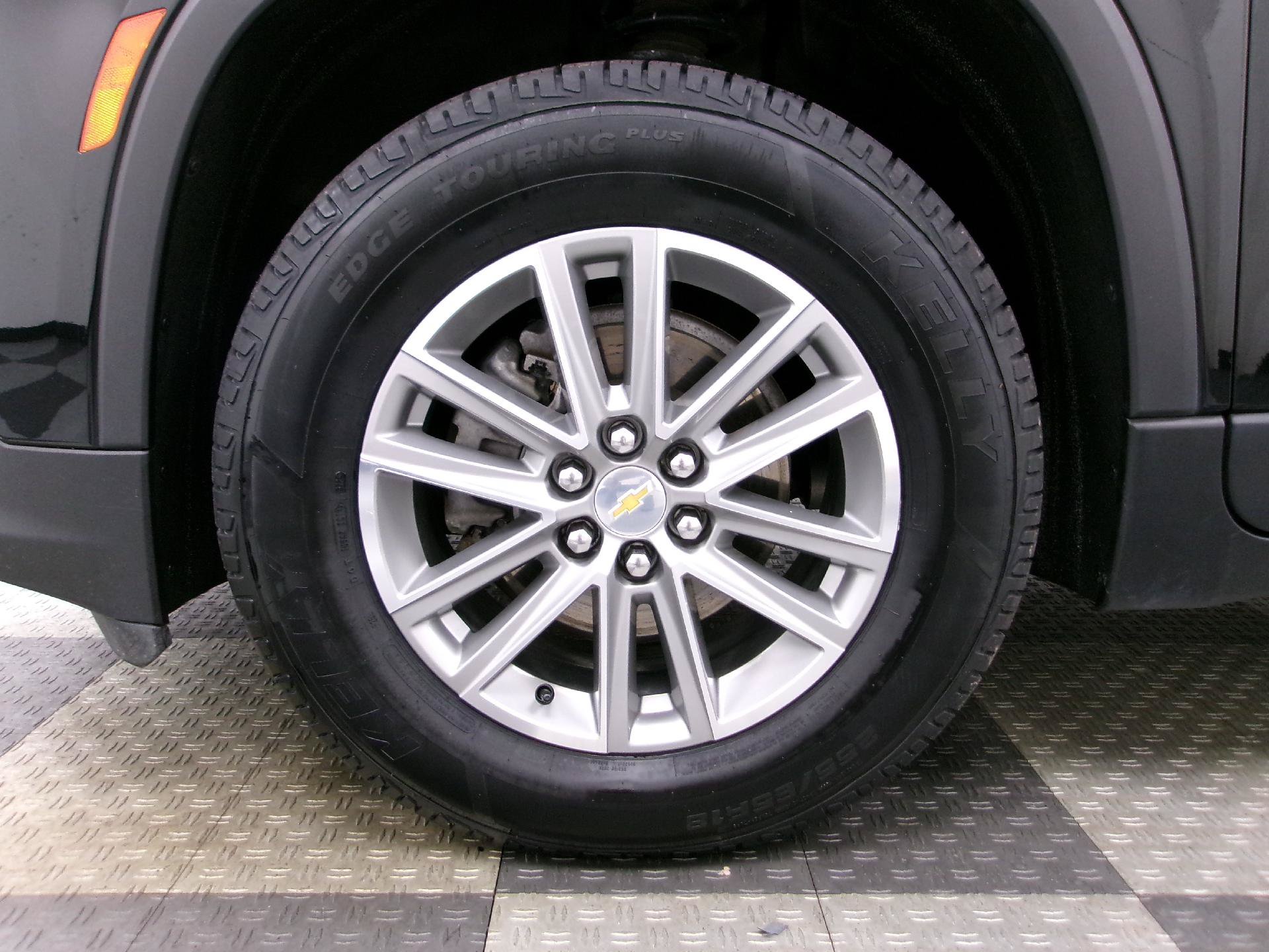 Used 2023 Chevrolet Traverse LT FWD image 17
