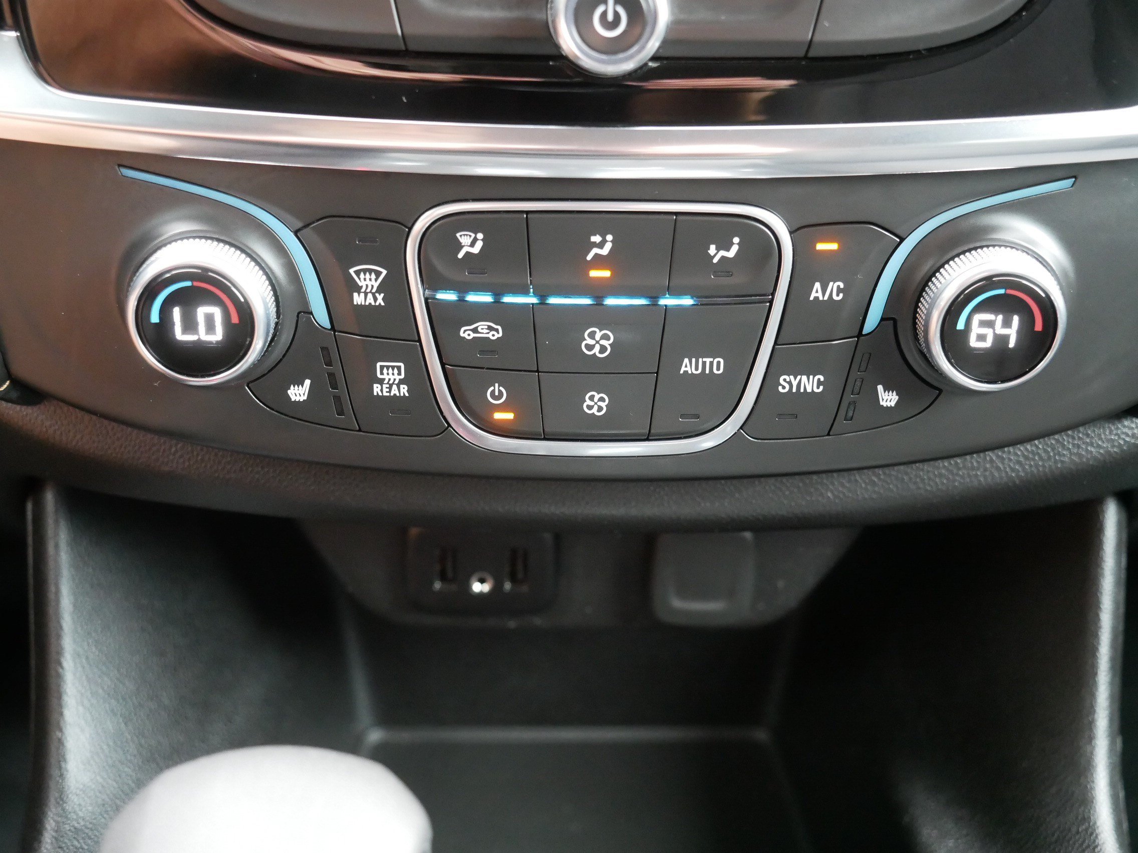 Used 2021 Chevrolet Traverse LT w/ LPO, Floor Liner Package AWD/4WD image 23
