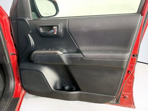 Used 2016 Toyota Tacoma TRD Sport w/ Towing Package image 31