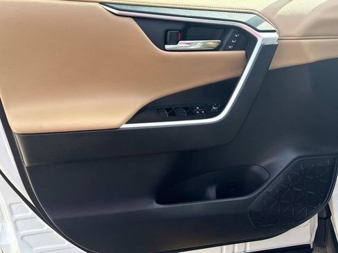 Used 2020 Toyota RAV4 Limited AWD/4WD image 27