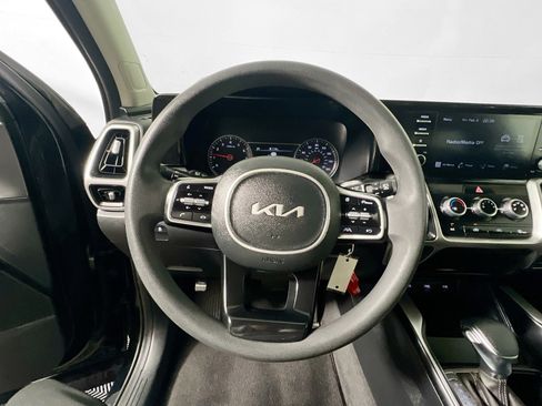 Used 2022 Kia Sorento LX image 17