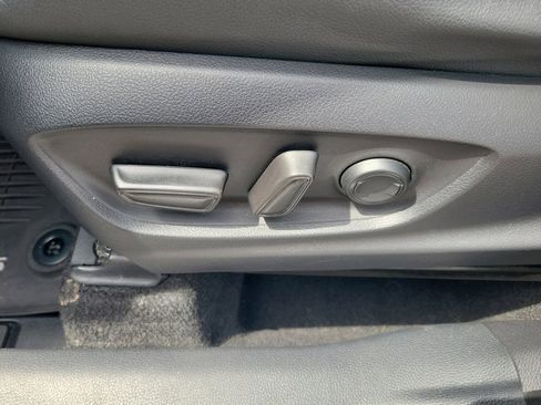 Used 2022 Toyota Corolla Cross XLE w/ Convenience Package FWD image 18