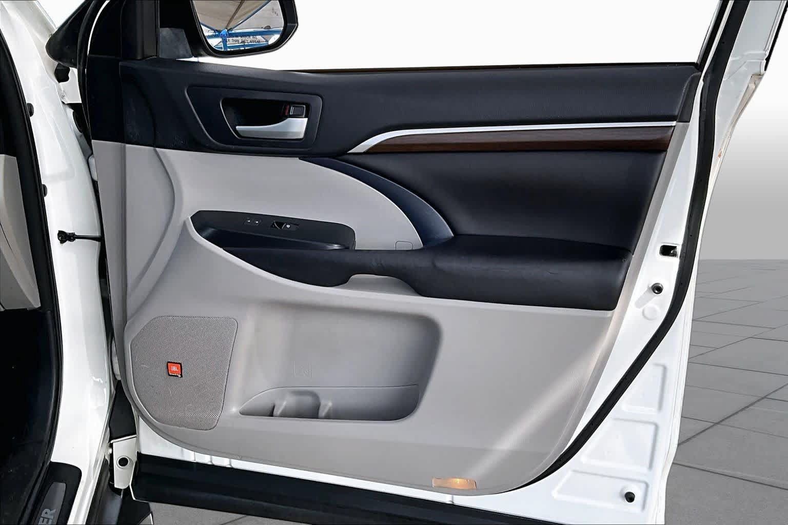 Used 2016 Toyota Highlander Limited FWD image 22