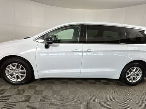 Used 2024 Chrysler Pacifica Touring-L FWD image 5