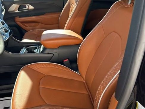 Used 2026 Chrysler Pacifica Pinnacle image 10