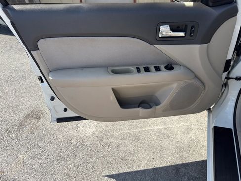 Used 2011 Ford Fusion SE FWD image 2