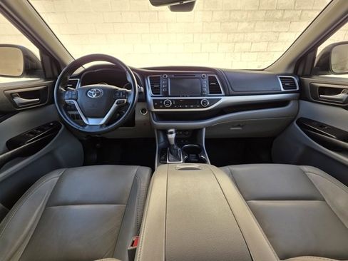 Used 2017 Toyota Highlander XLE image 14