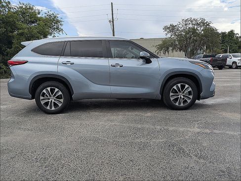 Used 2023 Toyota Highlander XLE FWD image 4