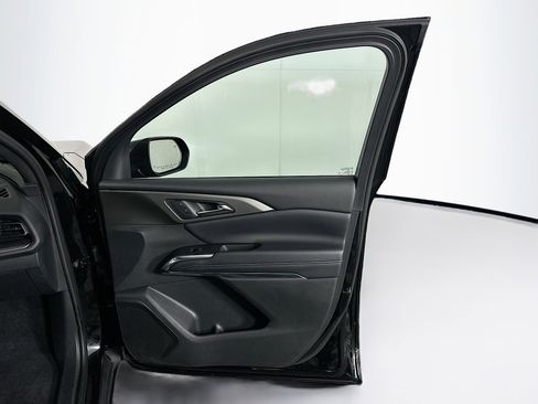 Used 2025 Chevrolet Traverse LT image 34