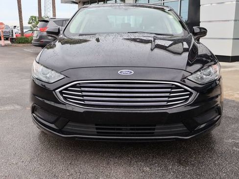 Used 2017 Ford Fusion SE FWD image 3