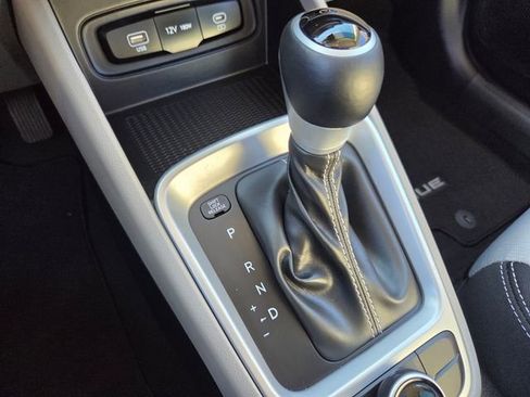 Used 2025 Hyundai Venue SEL image 24