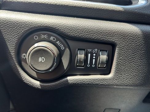 Used 2025 Chrysler Pacifica Limited FWD image 20