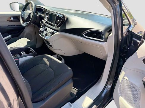 Used 2018 Chrysler Pacifica Touring Plus FWD image 14
