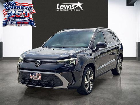 Used 2025 Volkswagen Taos SE AWD/4WD image 1