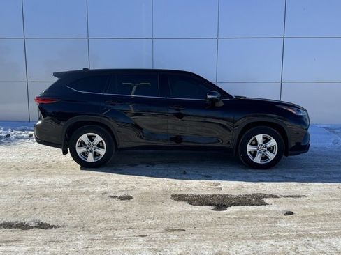 Used 2022 Toyota Highlander LE image 36