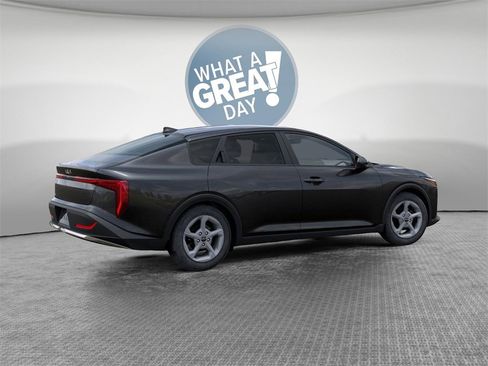 New 2025 Kia K4 LXS image 6