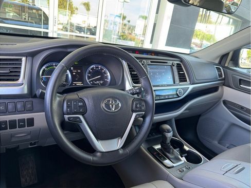 Used 2017 Toyota Highlander Limited image 25