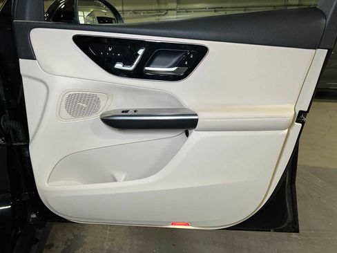 Used 2025 Mercedes-Benz GLC 300 4MATIC image 10