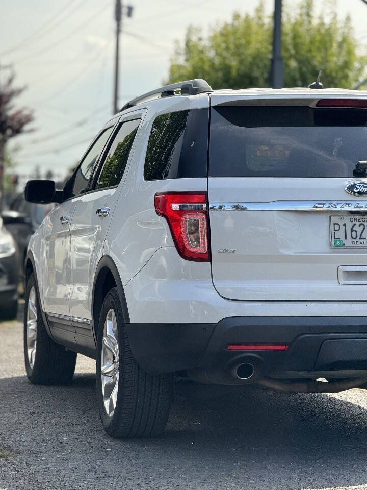 Used 2015 Ford Explorer XLT w/ Equipment Group 202A AWD/4WD image 4