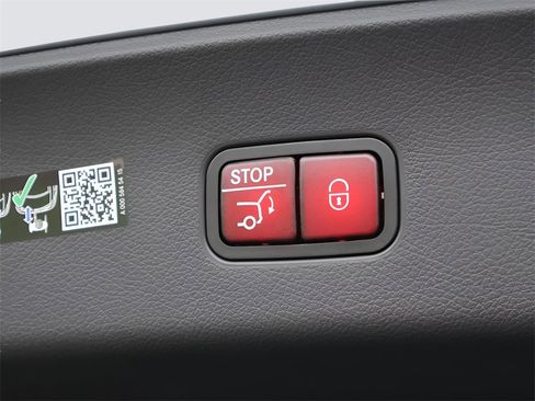 Certified 2025 Mercedes-Benz GLC 300 4MATIC image 19