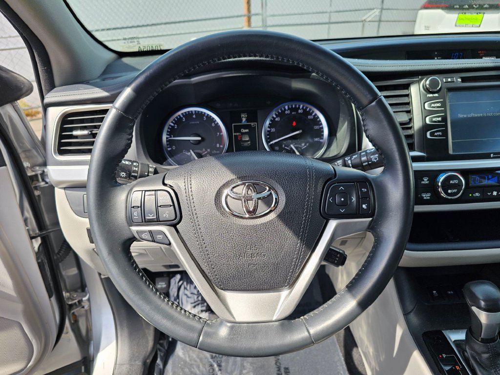 Used 2016 Toyota Highlander XLE AWD/4WD image 25