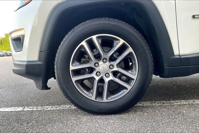 Used 2018 Jeep Compass Latitude w/ Popular Equipment Group FWD image 5