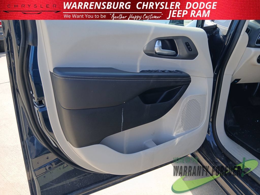 Used 2024 Chrysler Pacifica Touring-L FWD image 12