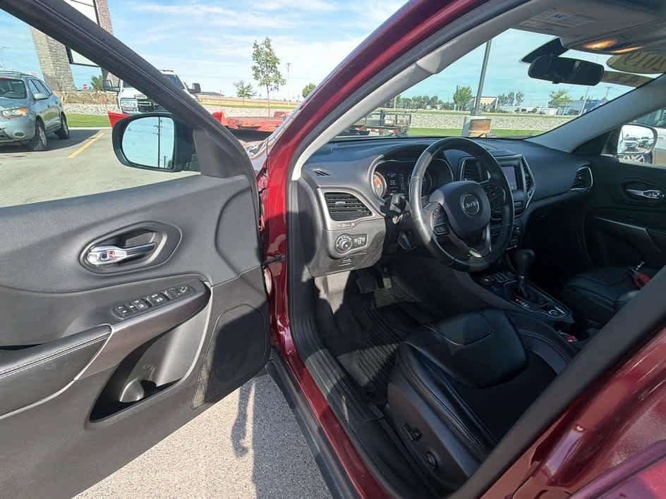 Used 2019 Jeep Cherokee Latitude Plus w/ Cold Weather Group AWD/4WD image 11