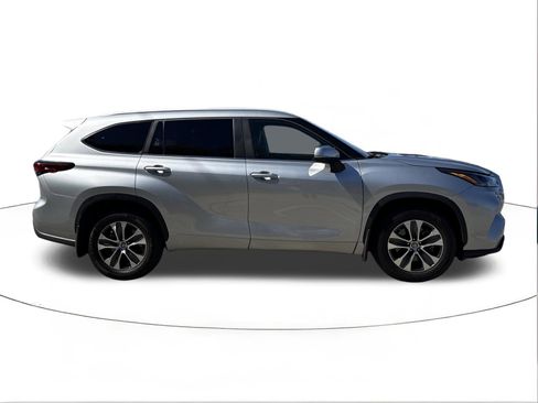 Used 2023 Toyota Highlander XLE image 2