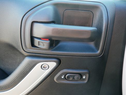 Used 2018 Jeep Wrangler Sahara w/ Connectivity Group image 19