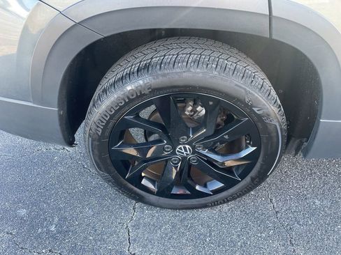 Used 2024 Volkswagen Taos SE image 11