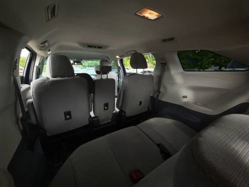 Used 2023 Toyota Sienna LE AWD/4WD image 40